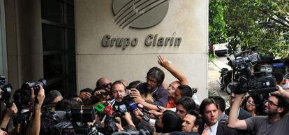 Mart&iacute;n Sabbatella, presidente de la autoridad audiovisual de Argentina, sale de las oficinas de Clar&iacute;n, el lunes en Buenos Aires.