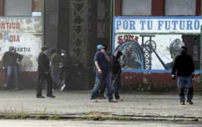 Enfrentamientos entre mineros y policía en el pozo Sotón ayer en las protestas que lleva a cabo la minería del carbón en huelga indefinida contra los recortes en este sector.