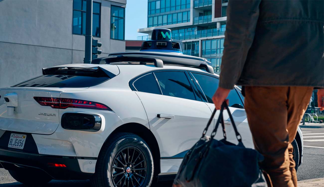 Uso de un robotaxi de Waymo