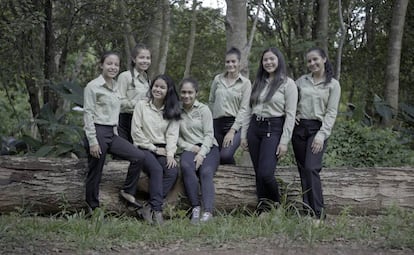 Un grupo de alumnas del Centro Educativo Mbaracayú posan con su uniforme oficial a la entrada de la reserva.