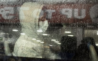 Una mujer se resguarda del clima en Tijuana, Baja California.