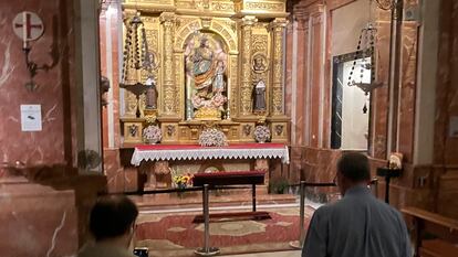 El lugar donde reposaban los restos del represor Queipo de Llano, en La Macarena, cubiertos por una alfombra, esta mañana.