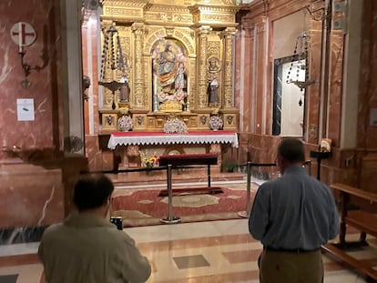 El lugar donde reposaban los restos del represor Queipo de Llano, en La Macarena, cubiertos por una alfombra, esta mañana.