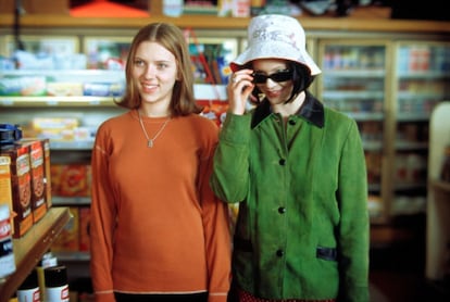 Scarlett Johansson y Thora Birch, en la adaptacin al cine de 'Ghost World', de Terry Zwigoff.