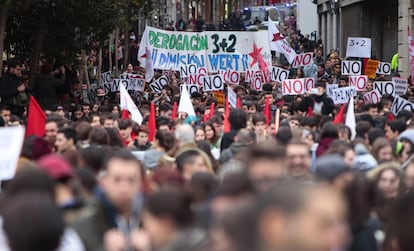 El segundo día de la huelga de 48 horas convocada por el Sindicato de Estudiantes (SE) en toda España, en contra de los grados de tres años y en defensa de la universidad pública, incluye manifestaciones en cerca de un centenar de ciudades. En la imagen, manifestación por las calles de Madrid.