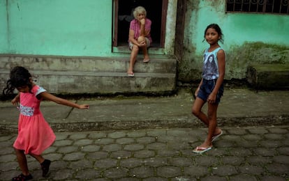 Dos niñas caminan por una calle de Quito (Ecuador).