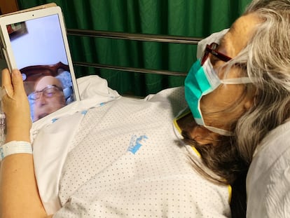 Una paciente de la residencia Ave María de Madrid realiza una videollamada con un familiar.