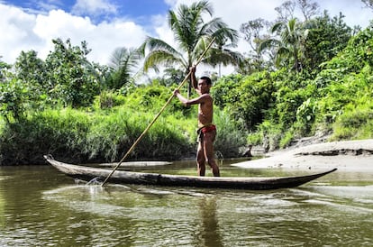 Antes de que se introdujesen los motores, los mentawai se desplazaban arriba y abajo del río en canoa, utilizando un trozo de bambú llamado gagalau para impulsarse y gobernar la embarcación.