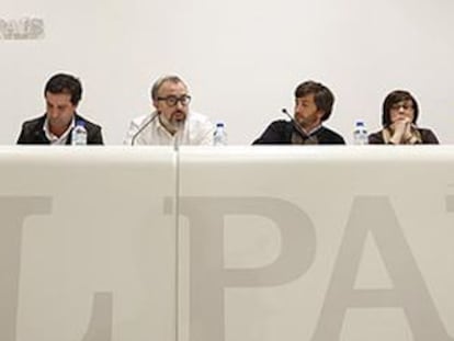 De izquierda a derecha Julio Alonso, David Cierco, Alex de la Iglesia, César Calderón, Paloma Llaneza y el redactor jefe de Cultura de EL PAÍS, Borja Hermoso, que moderó el coloquio