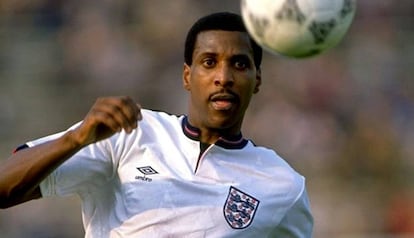 Viv Anderson em ação pela Inglaterra.