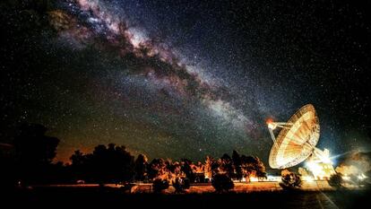 El radiotelescopio australiano Parkes busca señales de inteligencia extraterrestre.