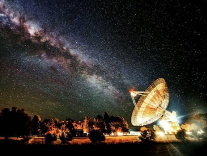 El radiotelescopio australiano Parkes busca señales de inteligencia extraterrestre.