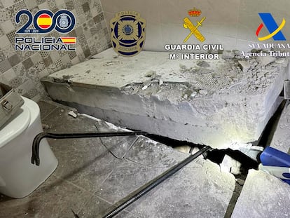 Losa que ocultaba bajo un cuarto de baño un almacén para droga, descubierto durante la operación policial.