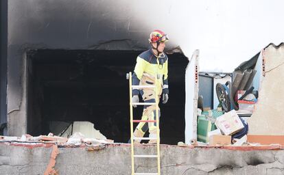 Un bombero en el inmueble en el que sucedió el incendio por una explosión de gas, en la calle Goya de Valladolid, este miércoles.