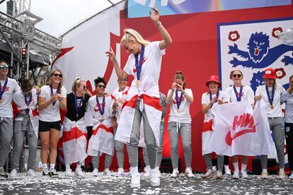 Chloe Kelly celebrando en Londres.