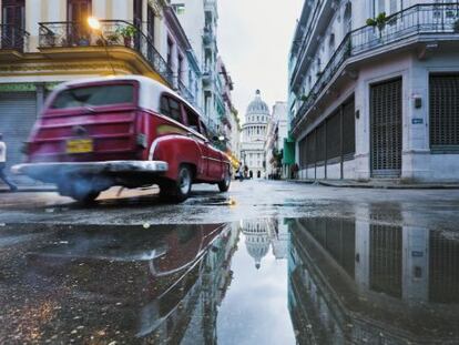 Un coche antiguo por las calles de La Habana, con el Capitolio al fondo. 