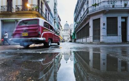 Un coche antiguo por las calles de La Habana, con el Capitolio al fondo.