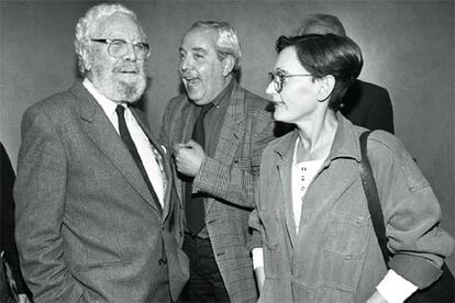 Luis Berlanga (izquierda), Antonio Giménez Rico y Pilar Miró, en 1995.