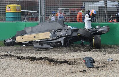 Alonso sale de su McLaren destrozado después de tocar el Haas de Gutiérrez y dar dos vueltas de campana.