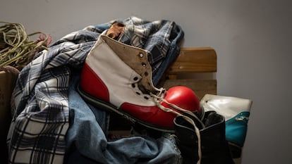 Un zapato de Guppy se observa entre la ropa sucia de Juan, en su casa, en Iztapalapa.