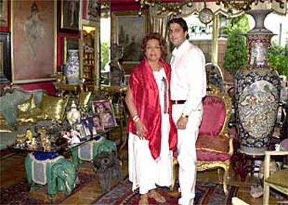 Sara Montiel y su novio, Tony Hernández, en el salón del domicilio de la actriz.