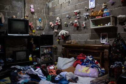 Maikol Rudas de 9 Meses duerme en una habitación organizada con elementos encontrados en la labor del reciclaje en una de las casas compartidas en El Ferry.