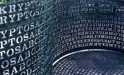 Detalle de la escultura Kryptos, ubicada en la sede de la CIA en Virginia.