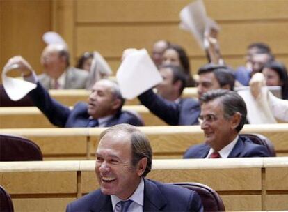 Los senadores populares agitan carpetas y papeles contra Zapatero.