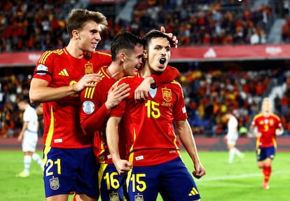 Bryan Zaragoza celebra junto a Casad y Barrios el tercer gol de Espa?a ante Suiza en Tenerife.