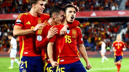 Bryan Zaragoza celebra junto a Casadó y Barrios el tercer gol de España ante Suiza en Tenerife.