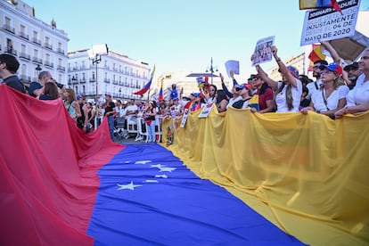 MADRID, 03/08/2024.-Vista de la manifestación convocada "en favor de la libertad de Venezuela y en rechazo al fraude electoral", este sábado en la Puerta del Sol, en Madrid. EFE/ Fernando Villar
