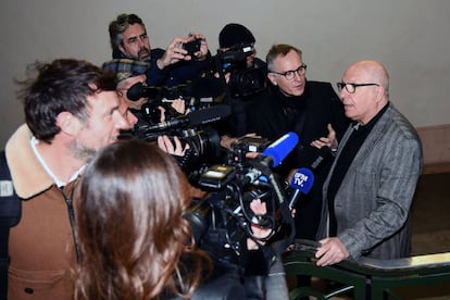 Jacques Cassandri, rodeado de jornalistas, segunda-feira, na Corte de Nice.