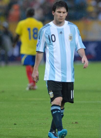 El jugador de la selección de Argentina, Leo Messi, deja el campo tras la derrota de su equipo frente a Ecuador.