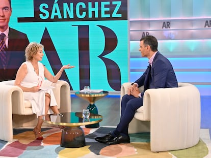Ana Rosa Quintana y Pedro Sánchez, durante la entrevista en Telecinco el 4 de julio.