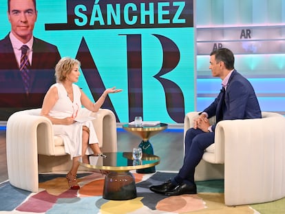 Ana Rosa Quintana y el presidente del Gobierno Pedro Sánchez, durante la entrevista en Telecinco el martes 4 de julio de 2023.