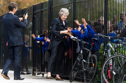 Theresa May saludaba a los alumnos de una escuela de primaria en Dunraven, Lambeth, el 9 de octubre de 2017. 