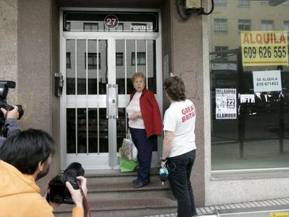 Imagen de la entrada del edificio en el que vivía el detenido.