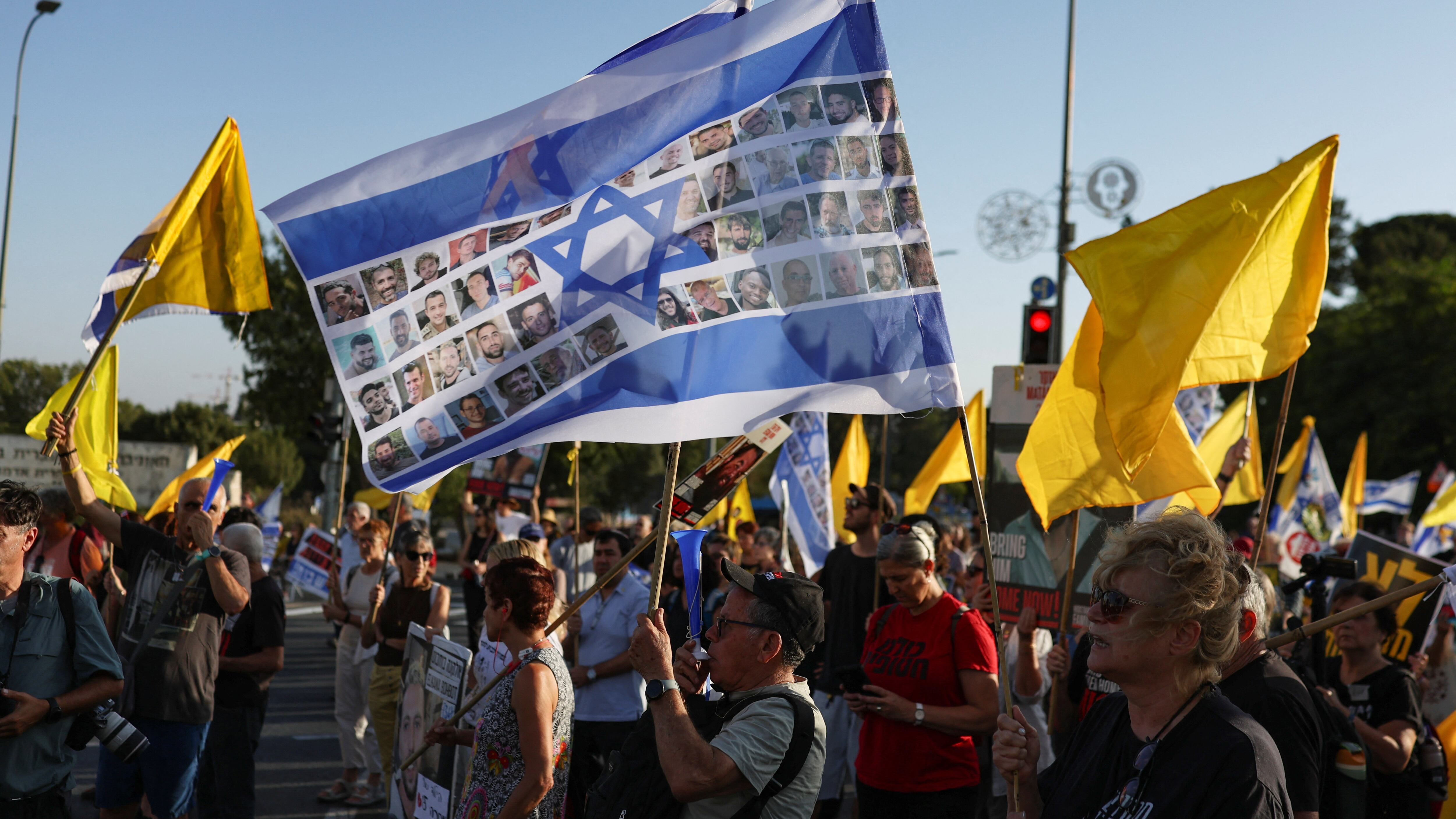 Manifestantes frente a la residencia de Netanyahu: “Hace mucho que no piensa en los rehenes, sino en salvarse a sí mismo”