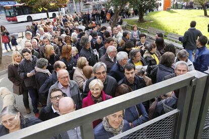 Ciudadanos esperan a las puertas en un centro de participación de Terrassa, Barcelona.