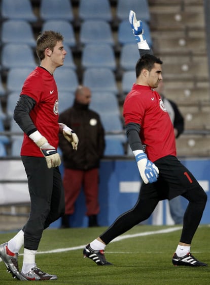 De Gea y Asenjo, en un calentamiento antes de un partido.