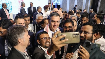 Pedro Sánchez se hace una fotografía con un grupo de asistentes al foro empresarial España- India en Bombay (India)