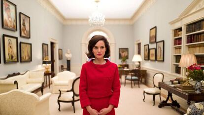 Natalie Portman caracterizada como Jackie Kennedy en un fotograma del filme de Pablo Larra&iacute;n. 