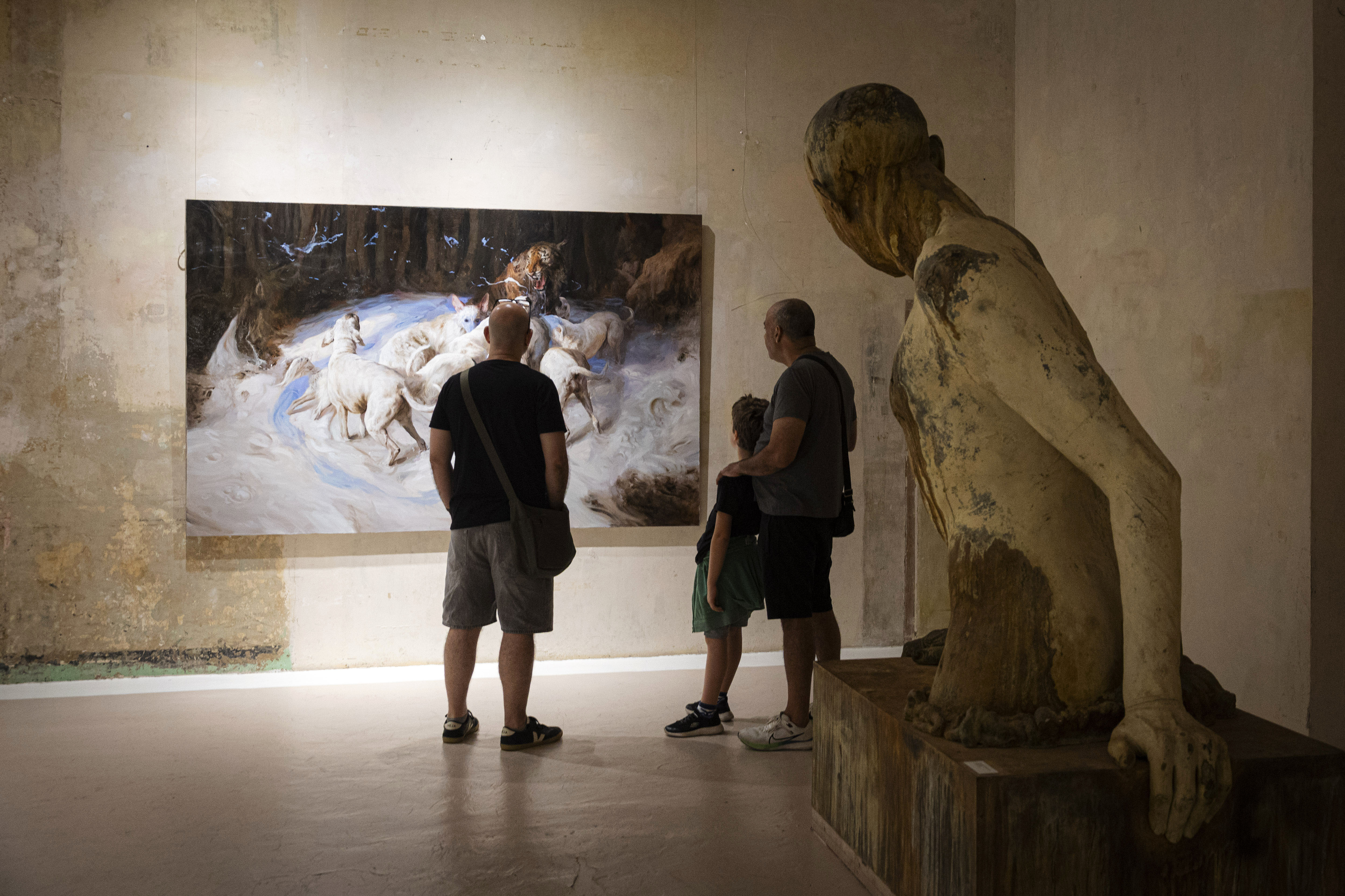 Una de las salas del MEAM con obras del artista chileno Guillermo Lorca.