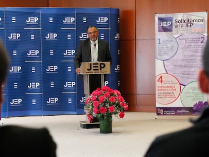 El magistrado Roberto Vidal participa en una rueda de prensa en la sede de la JEP, en Bogotá, en una imagen de archivo.