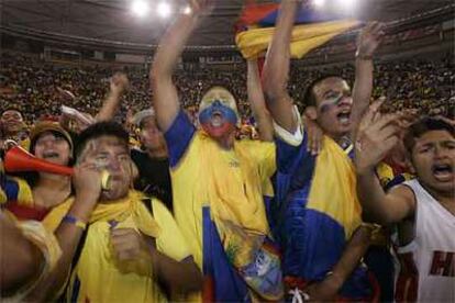 Aficionados ecuatorianos celebran en Madrid el triunfo de Ecuador ayer sobre Polonia.