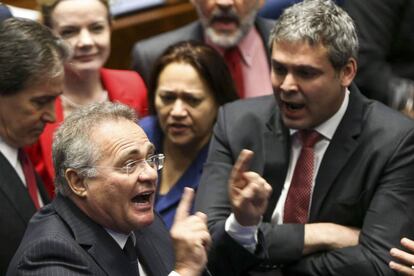 Renan discursando cercado pelos petistas Lindbergh, F&aacute;tima e Gleisi.