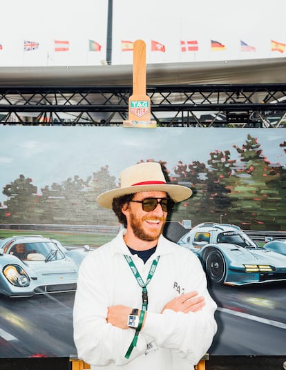 El pintor Manu Campa, que vende sus obras durante Le Mans Classic.