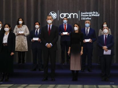 El rey Felipe VI y la reina Letizia posan junto a los galardonados en la entrega de premios de la Asociación de la Prensa en Madrid, este martes.