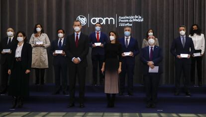 El rey Felipe VI y la reina Letizia posan junto a los galardonados en la entrega de premios de la Asociación de la Prensa en Madrid, este martes.