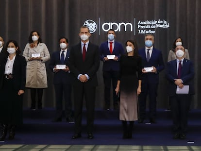 El rey Felipe VI y la reina Letizia posan junto a los galardonados en la entrega de premios de la Asociación de la Prensa en Madrid, este martes.